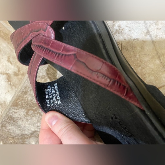Womens Clark’s Red burgundy Leather slip on Sandals  size 7 in great condition - Picture 7 of 14